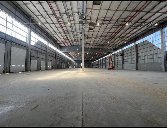 13,000M² WAREHOUSE TO LET IN LOUWLARDIA